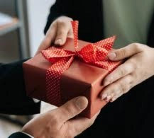 Persona entregando detalle